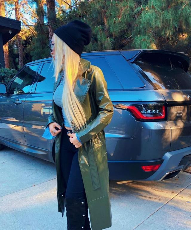 艾娃·马克斯穿蓝上衣搭黑色长裤,清新时尚,魅力十足!