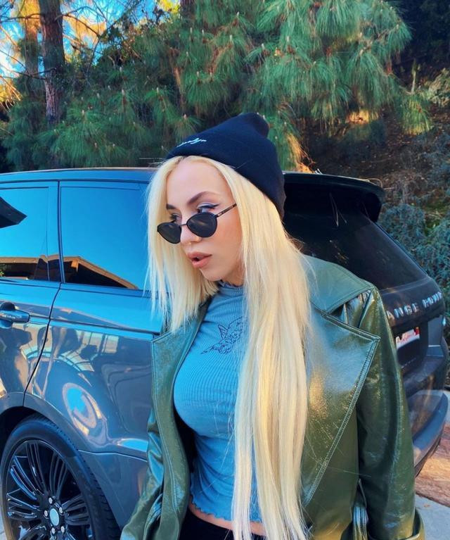 艾娃·马克斯穿蓝上衣搭黑色长裤,清新时尚,魅力十足!