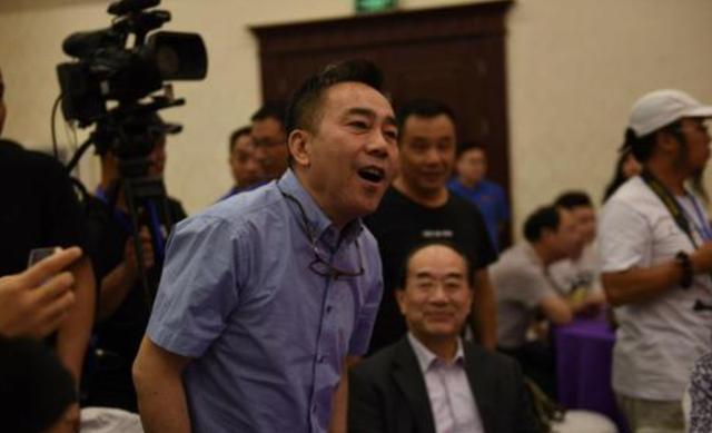 很早前侯耀文追思会上,杨议站出来批评当今相声乱象,表示很多说相声的