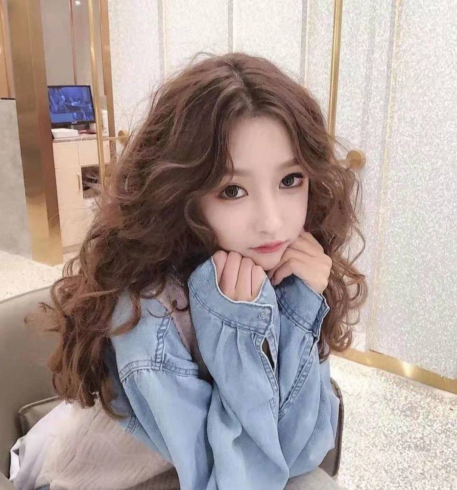 2020流行一种烫发,叫"芭比烫",洋气十足,发量少的妹子也适合_腾讯新闻