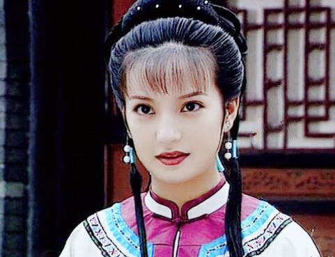 赵薇应该也是不少人心中的女神,她属于传统的大眼美女,脸型不长,略圆