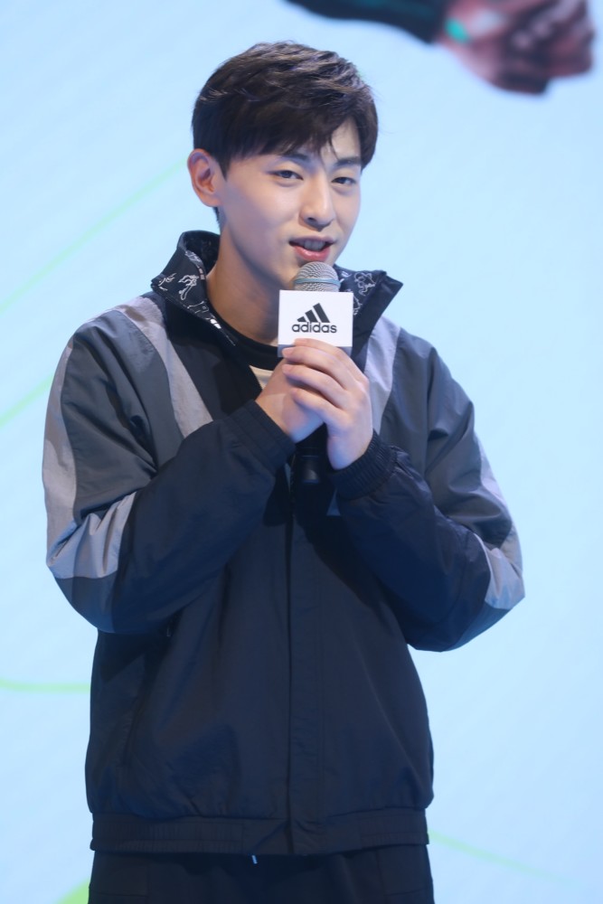 邓伦一身运动装亮相代言品牌活动