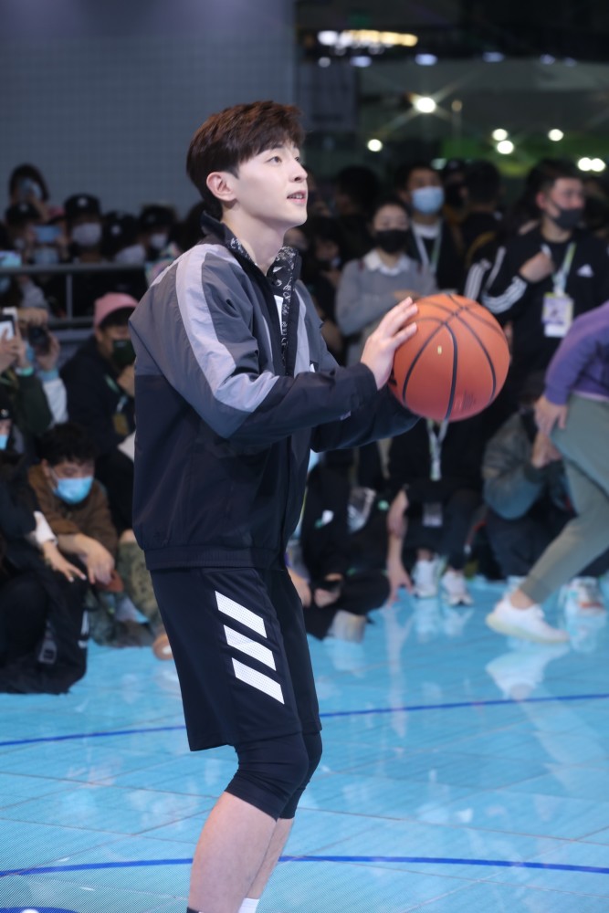 邓伦一身运动装亮相代言品牌活动