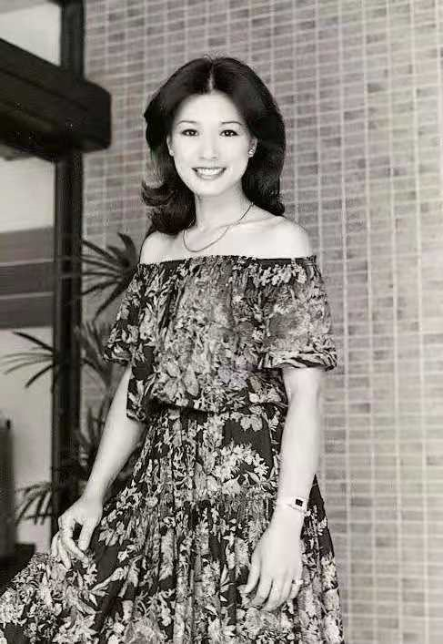 在1968年加入丽的电视,刚出道时负责播报天气,与"丽的三花"梁舜燕