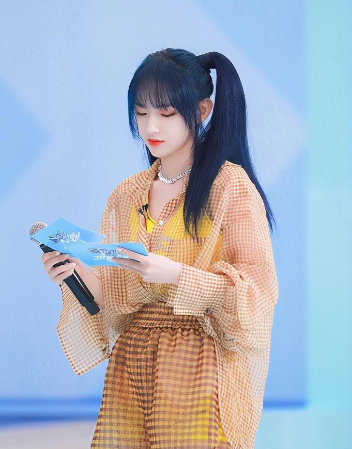 程潇元气造型太时髦 格子透视装配上双马尾好高级 蓝发气场全开 腾讯新闻