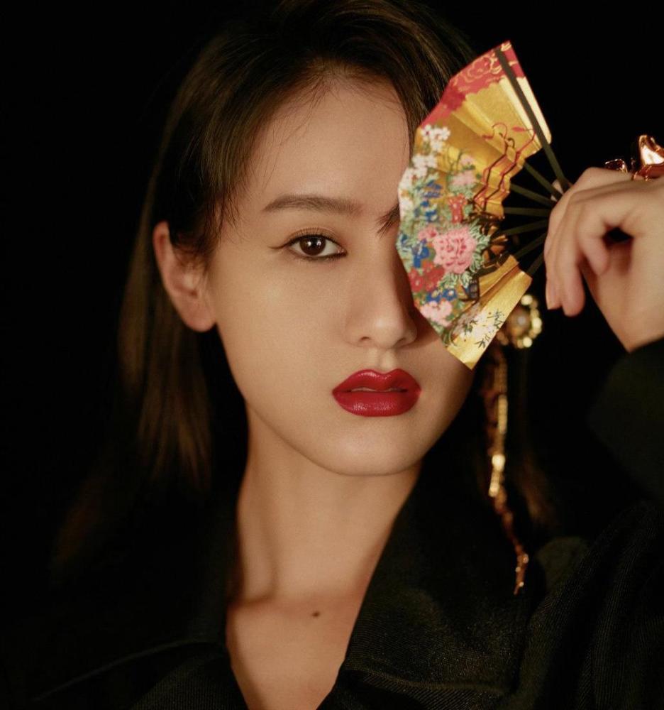 袁冰妍优雅时尚大片曝光演绎精致黑色连体裙这镜头表现力绝了