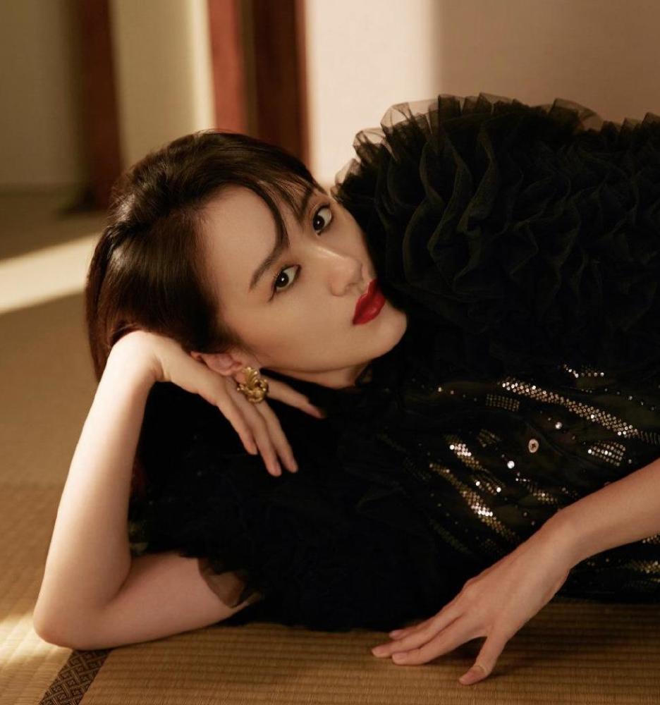 袁冰妍优雅时尚大片曝光演绎精致黑色连体裙这镜头表现力绝了