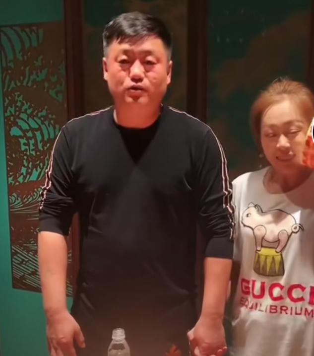 宋晓峰为爱妻庆生妻子脸色暗黄皱纹明显相差两岁却像两代人