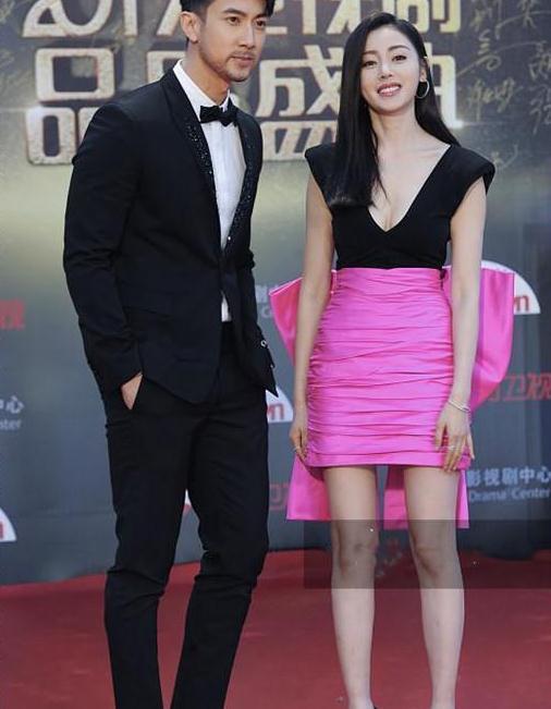 女神张天爱和男神吴尊同时现身国剧盛典的舞台,一个美丽动人,一个帅气