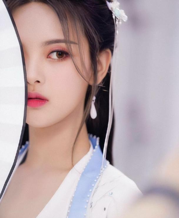 一直主打仙气造型的鞠婧祎,这次选择了紫霞仙子的造型更是惊艳,一袭