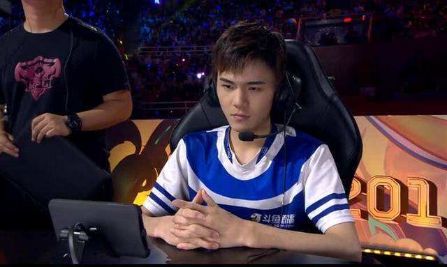 电竞选手诺言参加选秀节目引网友热议这算是不务正业吗