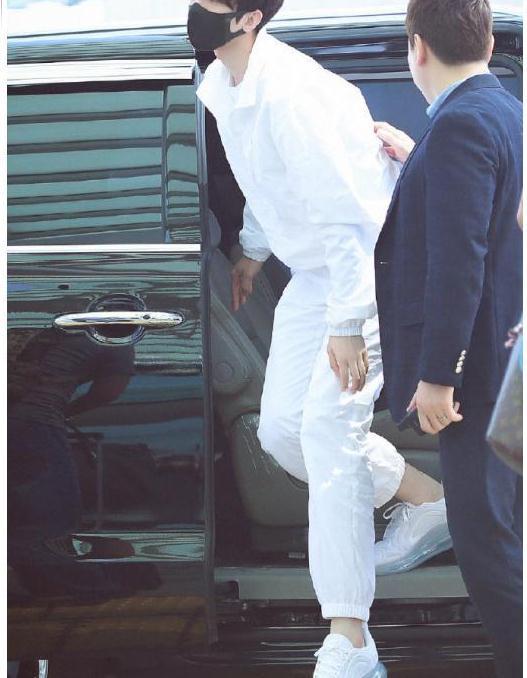 蔡徐坤厉害新发型配白运动服帅到飞起露脚踝实力证明184身高