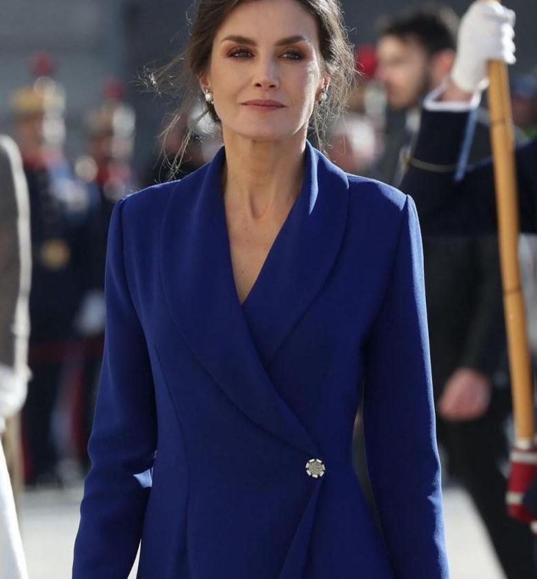 西班牙王后穿"蓝色"礼服太时髦!极简风十分高级,又显优美曲线