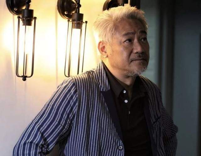 62岁尹扬明近照曝光白发变黑发接拍内地动作电影宣告复出