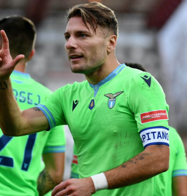 此役第3分钟,埃斯特韦斯外围远射,雷纳侧身扑出.