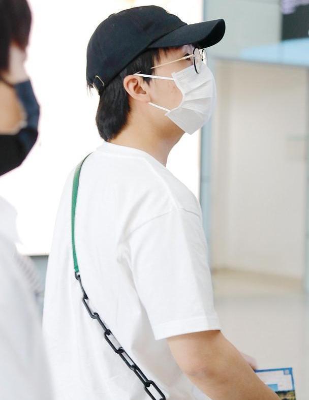 郭麒麟独自走机场,穿极简白t 卫裤朴实无华,毫无星二代风范