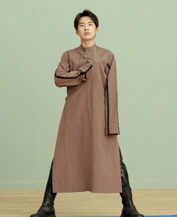 郭麒麟独自走机场,穿极简白t 卫裤朴实无华,毫无星二代风范