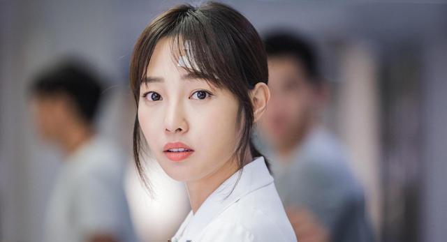 网友惋惜没戏拍的白百何被赵薇助力被骂三年之后她又翻红了