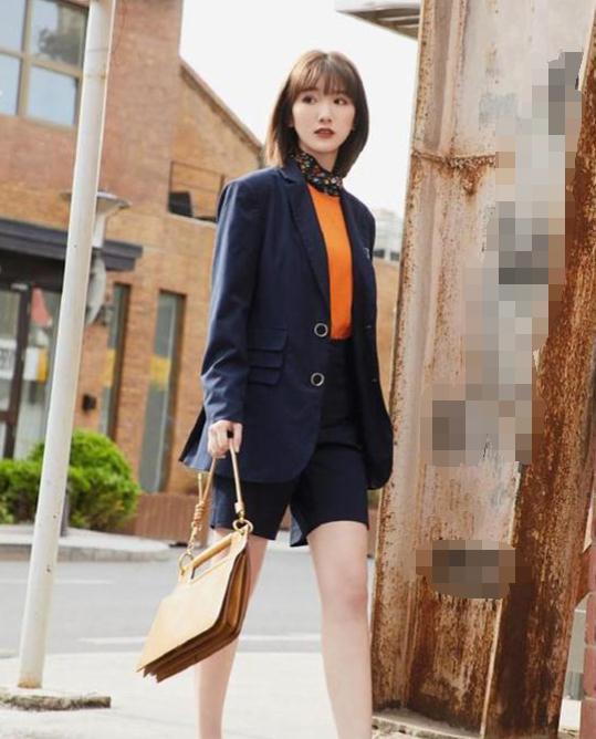 厉害了毛晓彤 西装外套下搭条男士短裤 硬把知性风凹出霸气感 腾讯网