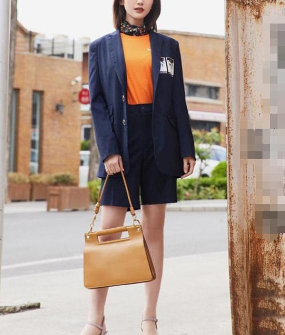 厉害了毛晓彤 西装外套下搭条男士短裤 硬把知性风凹出霸气感 腾讯网