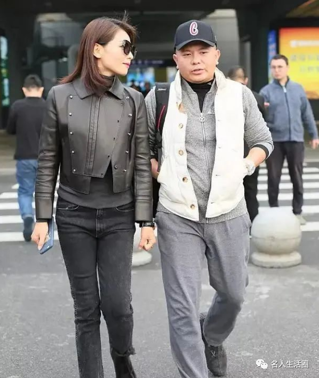 42岁的刘涛王珂走机场 红唇搭皮衣又酷又美 老公王珂像个跟班 腾讯新闻