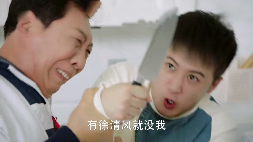 关震雷跟贝贝离婚后心情不好,老是拿关雨晴出气,大半夜的拿酒泼她,拿