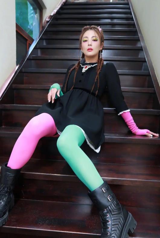 人间鹦鹉?张雨绮再现红配绿穿搭,迷惑风格全靠脸撑