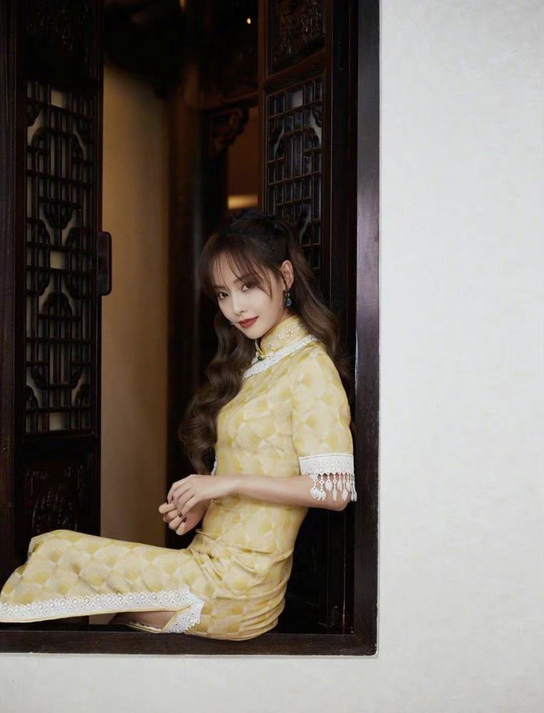 张嘉倪穿黄色系旗袍是真美有一种说不出来的古典气质