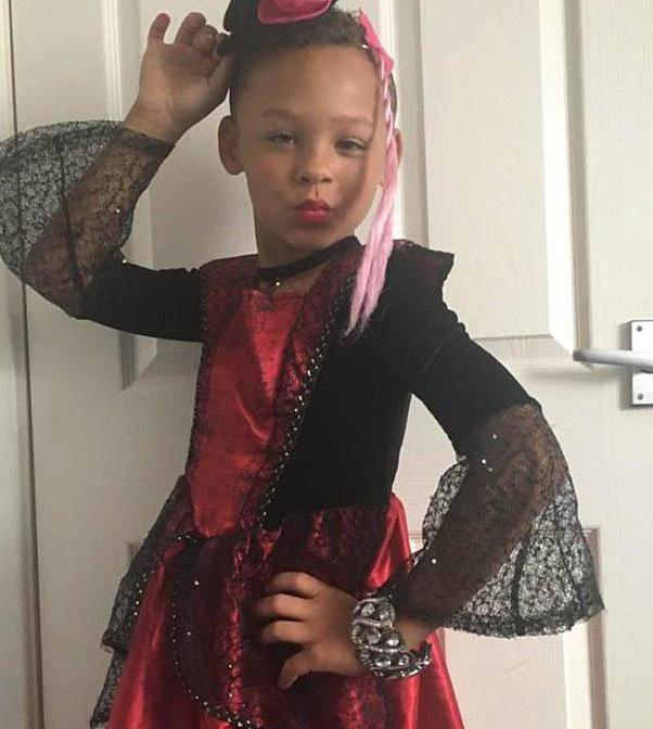 11岁男孩成英国最小的变装皇后_腾讯新闻