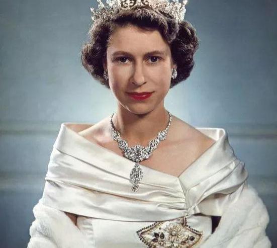 英女王的珠宝有些不吉利？原材料取自坟墓，由2000颗钻石珍珠组成