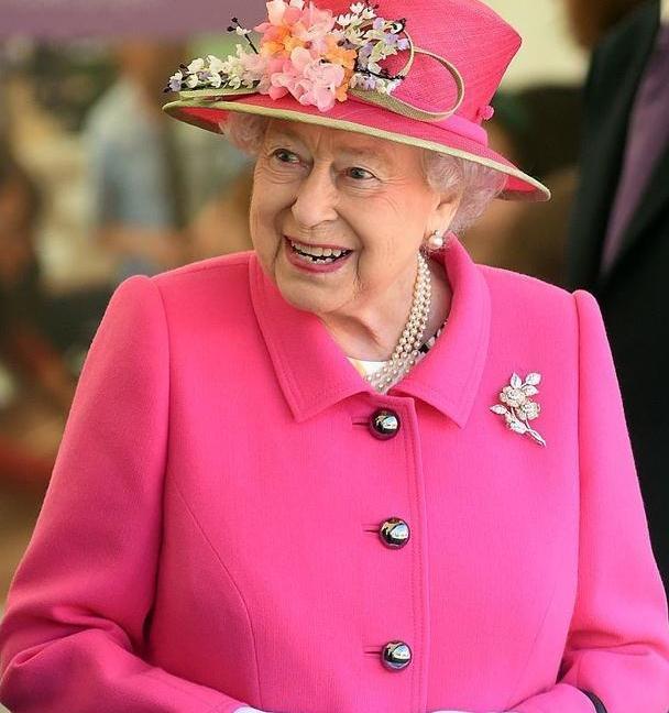 英女王的珠宝有些不吉利？原材料取自坟墓，由2000颗钻石珍珠组成
