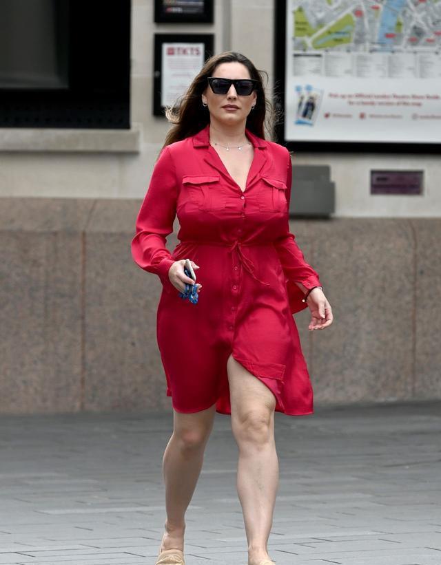 女星凯莉·布鲁克现身伦敦街头,她有着特别的红艳_腾讯新闻