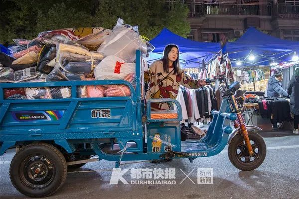 昨晚10点30分,乔司夜市,赵静推着三轮车,准备收摊.首席记者 陈中秋 摄