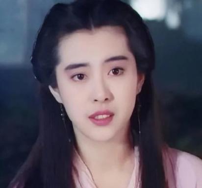 李若彤晒与王祖贤30年前旧照,皮肤黝黑美貌惊人,多年未变似冻龄