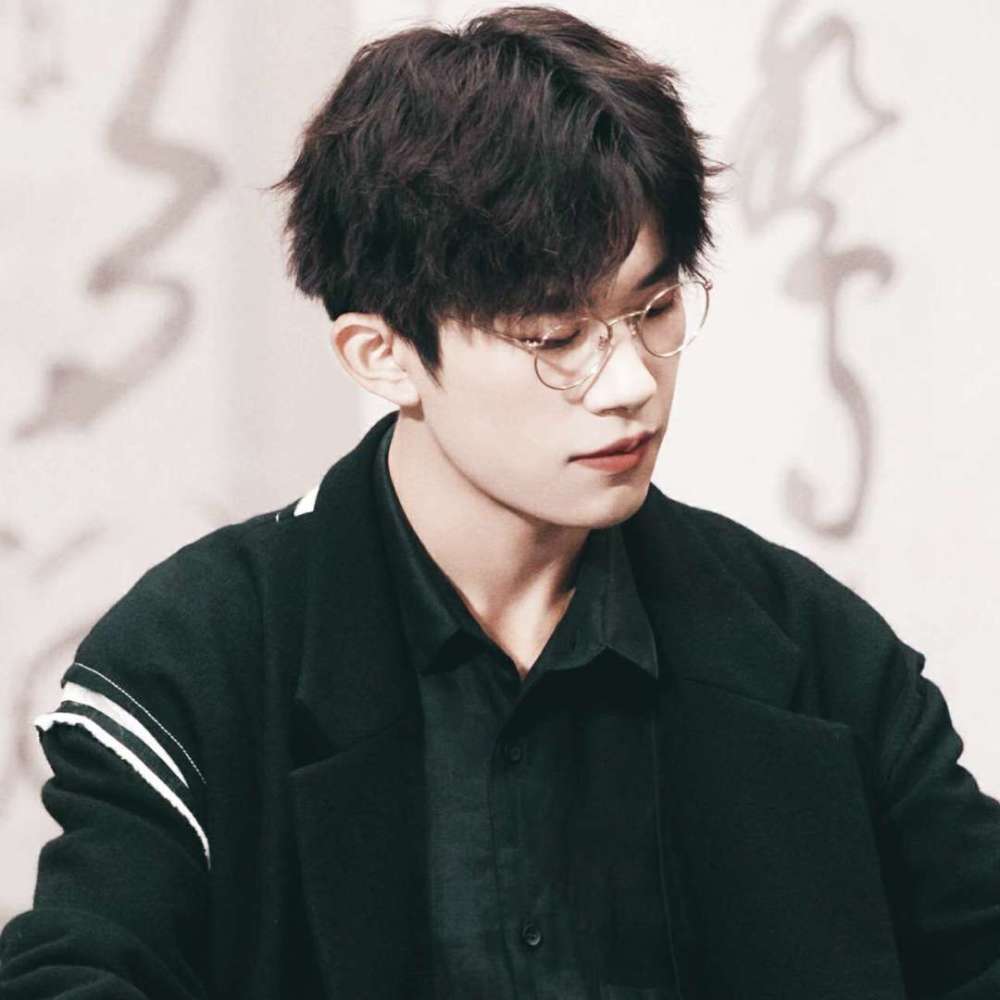 男生头像易烊千玺