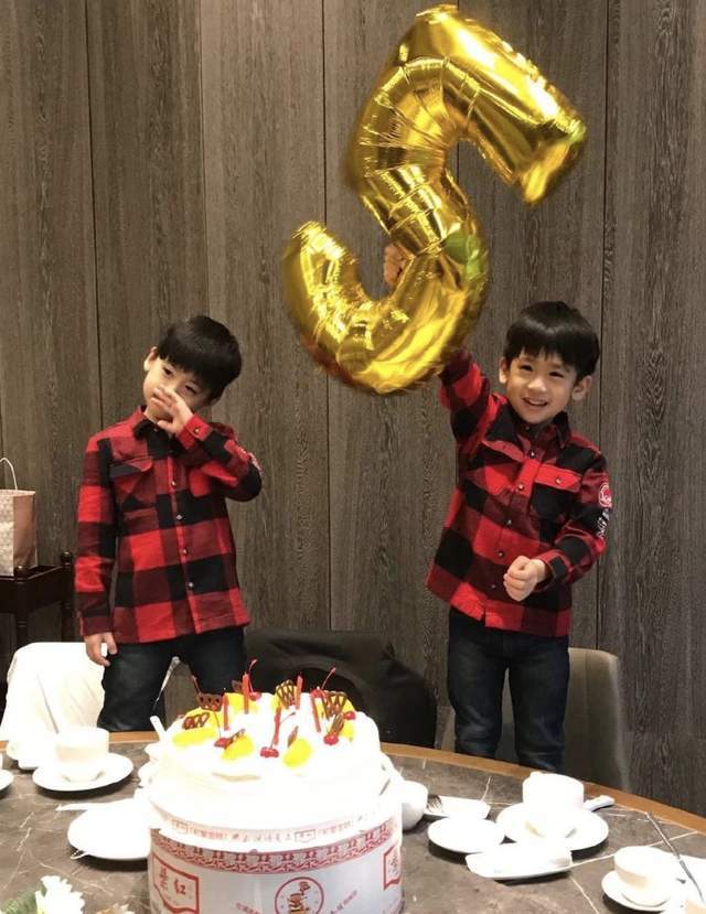 林志颖为双胞胎儿子庆祝5岁生日双子星穿红色衬衫切蛋糕好喜庆