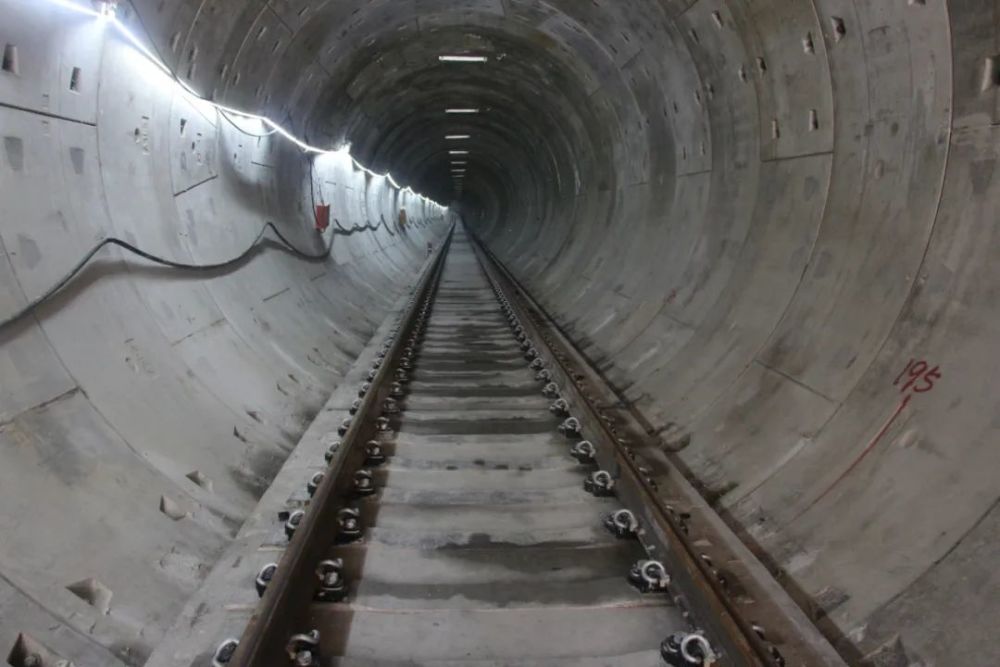 佛山两条轨道开始铺轨!