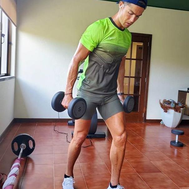 c罗晒点球照,手臂大腿肌肉太发达,体脂率7%的他如何保持好身材_腾讯