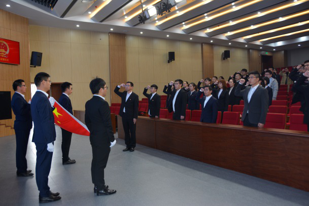 "我宣誓:忠于中华人民共和国宪法,维护宪法权威,履行法定职责,忠于