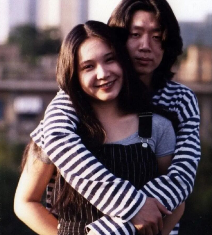 年轻一点的网友或许对老狼这位歌手并不很熟悉,当年老狼在圈里的名气