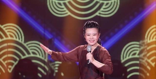 龚琳娜嗨唱齐天王耀庆浪漫演绎漫步人生路