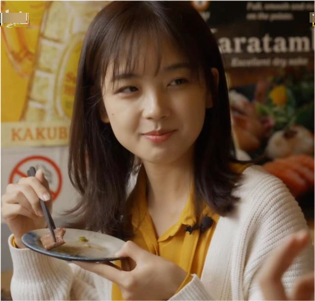 "食贫道"账号的主人是被网友昵称为"饼叔"的张竣,他跟王冰冰一样,都是