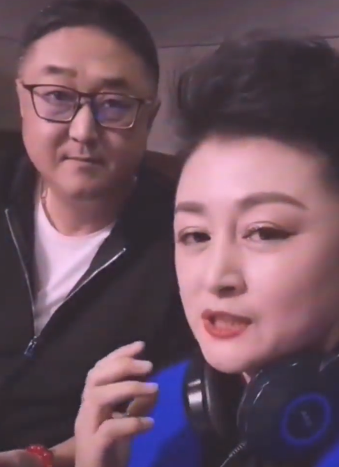 49岁谢大脚与老公罕见同框长相被嘲不够帅结婚多年没有孩子