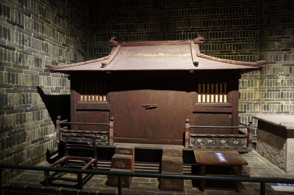 辽宁公主坟发现不明液体专家忍不住呷了一口有股土腥味儿