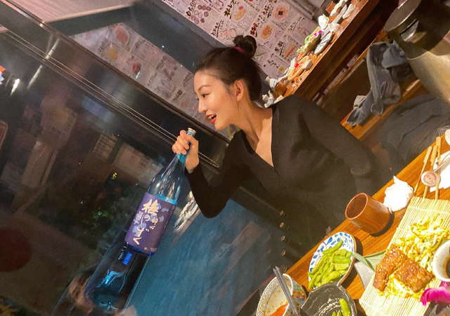 烧饼的妻子长得真好看双眼水灵灵的看着就很有高级名媛感