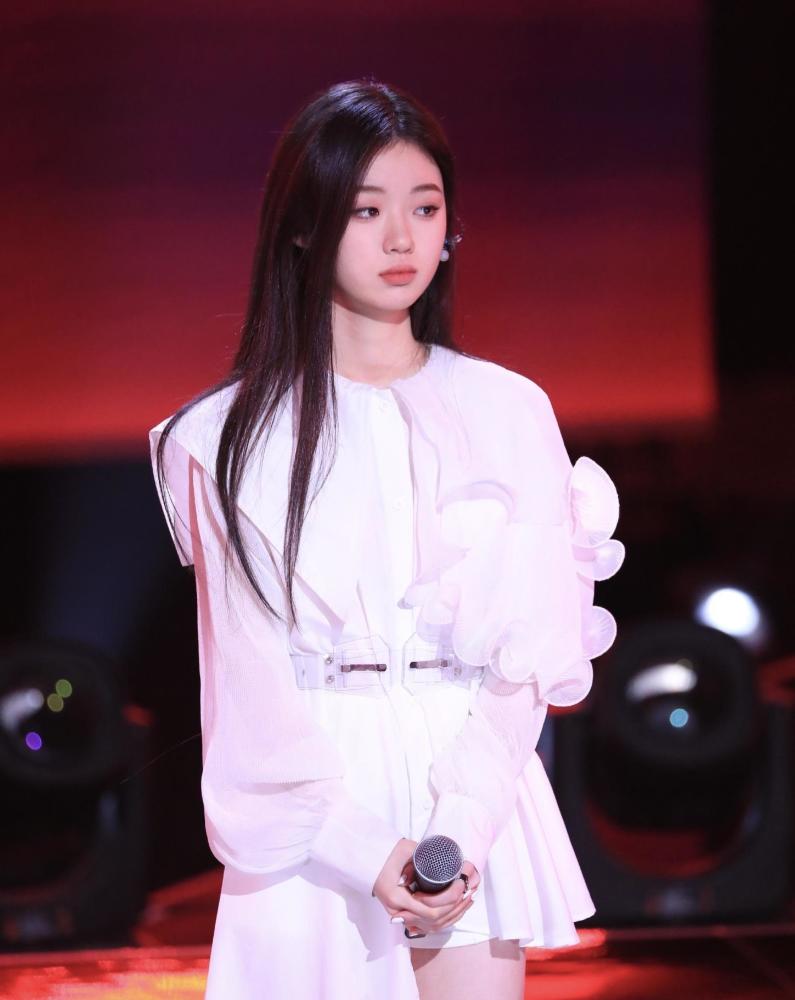她是《中国好声音》冠军热门人选,18岁单依纯唱哭观众,颜值惊艳_腾讯