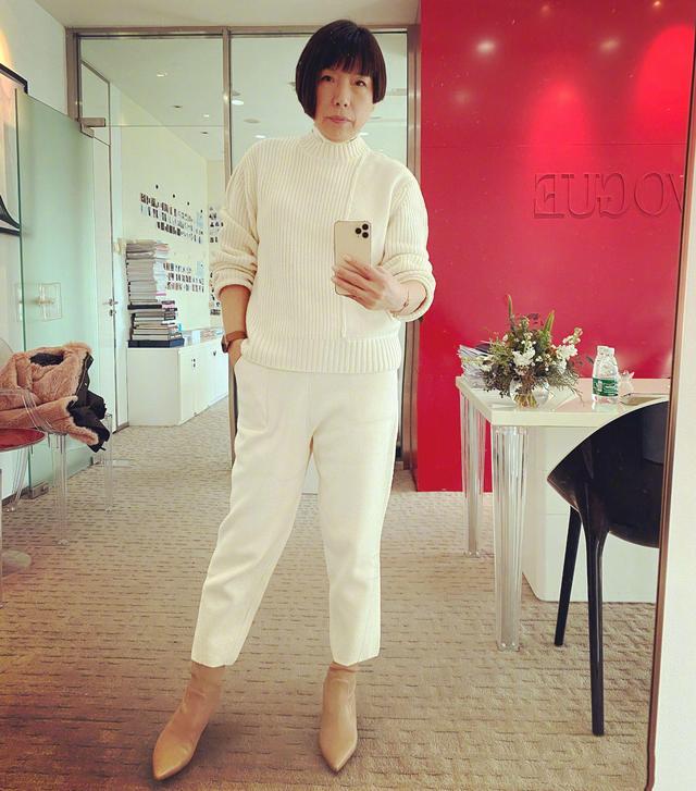 国产时尚女魔头张宇再出发晒照重新工作经典裤装化身都市强人