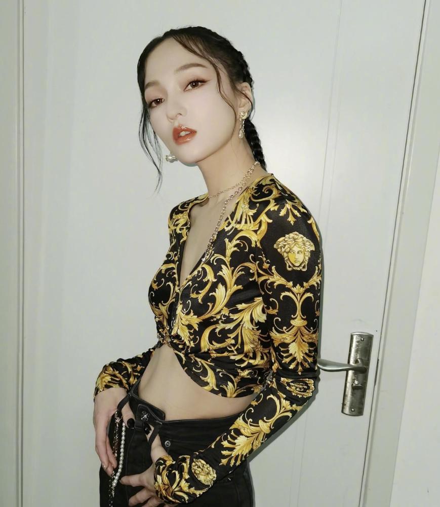 张韶涵久违现身机场,白色露脐毛衣配紧身裤,身材纤瘦苗条