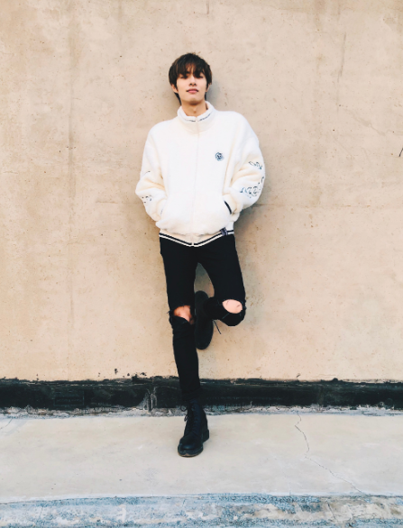 木子洋难怪这么火,穿红色运动服亮相,无视"吸烟风波"不受影响