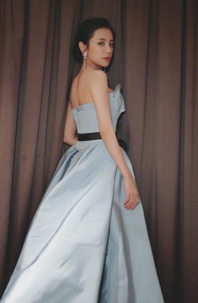 接替华少出任《好声音》主持人,伊一黑色运动衣庆生,俏皮灵动_腾讯